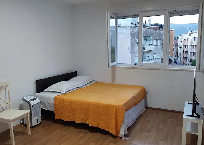 Room With Private Toilet And Terrace In City Center In Shared Apartment