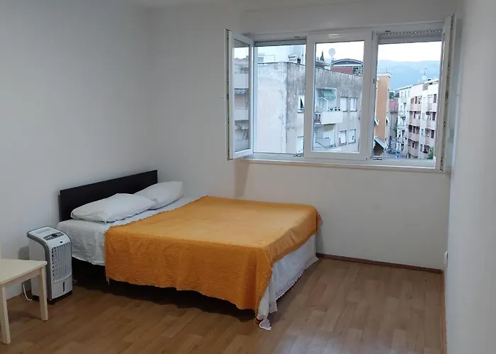 Room With Private Toilet And Terrace In City Center In Shared Apartment