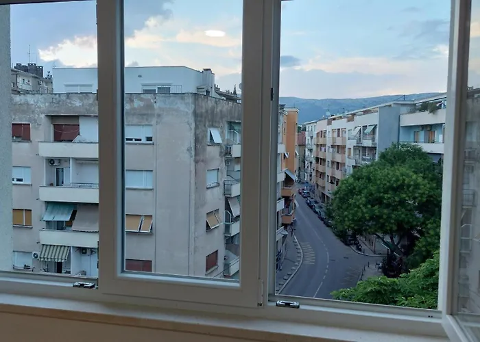 Room With Private Toilet And Terrace In City Center In Shared Apartment